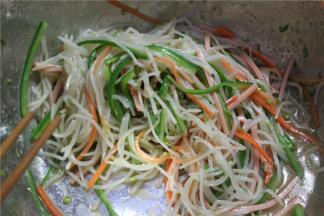 倒入所有的原料搅拌，生抽记得不能放太多，要不菜的颜色不太好看，最后搅拌均匀后装盘