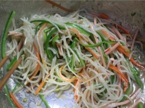 倒入所有的原料搅拌，生抽记得不能放太多，要不菜的颜色不太好看，最后搅拌均匀后装盘
