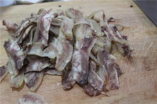 把牛唇切成薄片