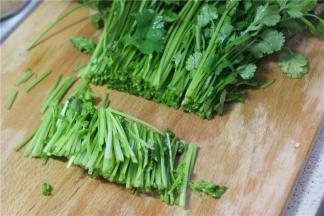 香菜洗净之后切成小段，再切几颗小米辣，吃的辣的可以多放一点