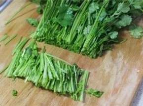 香菜洗净之后切成小段，再切几颗小米辣，吃的辣的可以多放一点