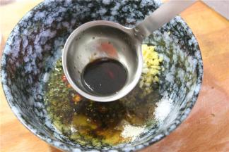 少许的美极鲜酱油，与辣鲜露的比例相同