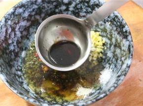 少许的美极鲜酱油，与辣鲜露的比例相同