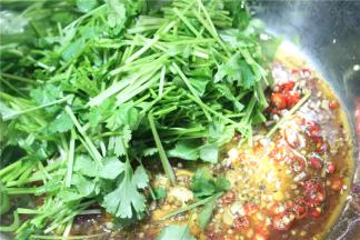 放入准备好的香菜