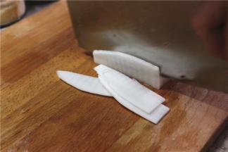 冬笋笋先切片再切丝