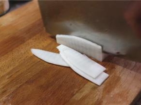 冬笋笋先切片再切丝