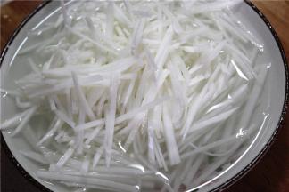 用水泡半个小时焯水备用