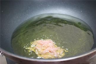 锅内倒入适量的食用油，油温烧至2成热的时候放入肉丝，快速翻炒至变色