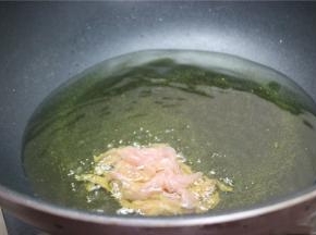 锅内倒入适量的食用油，油温烧至2成热的时候放入肉丝，快速翻炒至变色