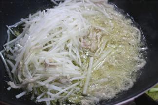 锅内倒入笋丝，快速翻炒1分钟，将锅内的笋丝和肉丝一同捞出