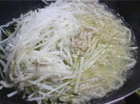 锅内倒入笋丝，快速翻炒1分钟，将锅内的笋丝和肉丝一同捞出