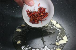 锅内留底油，放入葱姜和干辣椒丝炒香，放入滑好油的笋丝肉丝翻炒均匀