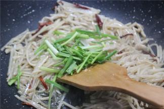 调味，放盐，倒入3勺糖和醋，少量的胡椒粉，大火翻炒，最后加水淀粉，撒上香菜段，滴香油起锅