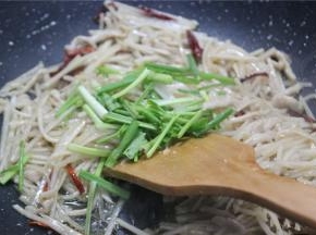 调味，放盐，倒入3勺糖和醋，少量的胡椒粉，大火翻炒，最后加水淀粉，撒上香菜段，滴香油起锅