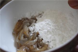 将贝肉和裙边分别放入碗中，加入适量的淀粉，加少许的水和白醋