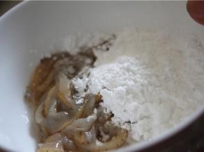 将贝肉和裙边分别放入碗中，加入适量的淀粉，加少许的水和白醋