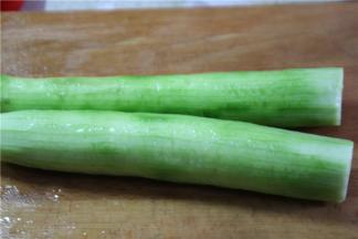 丝瓜用刀刮去外面的硬皮，斜刀切成片状