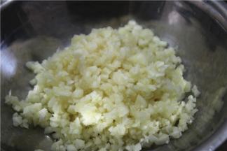 把大蒜剁成米粒一般大小