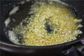 热锅冷油，放一半的蒜米小火炸成金黄色