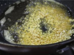 热锅冷油，放一半的蒜米小火炸成金黄色