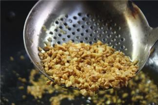 蒜米冷油的时候下锅，防止油温过热糊掉，然后炸至的过程全程小火，微微变成金黄色可以转大火炸两三秒即可，这样做出来的金蒜的味道更香，一定要注意掌握好火候。