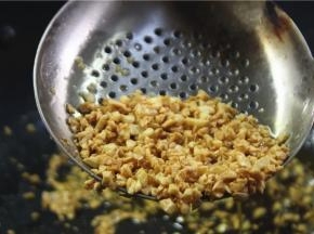 蒜米冷油的时候下锅，防止油温过热糊掉，然后炸至的过程全程小火，微微变成金黄色可以转大火炸两三秒即可，这样做出来的金蒜的味道更香，一定要注意掌握好火候。