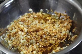 将炸好的金蒜和没炸过的蒜放在一起，两种蒜米调味既有大蒜的本味，又有油炸过后的焦香，口感更佳丰富一点