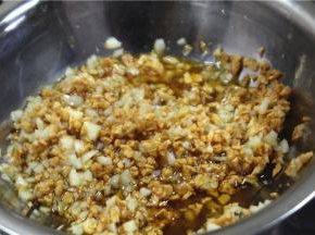 将炸好的金蒜和没炸过的蒜放在一起，两种蒜米调味既有大蒜的本味，又有油炸过后的焦香，口感更佳丰富一点