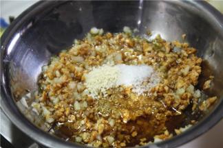 加鸡汁、糖、味精、鸡粉调味