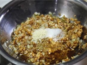 加鸡汁、糖、味精、鸡粉调味