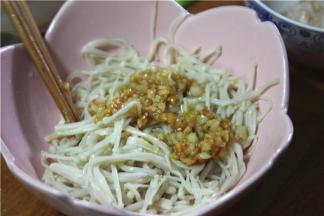 炸好的金蒜放入金针菇内调味