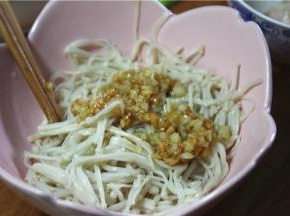 炸好的金蒜放入金针菇内调味