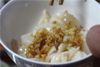 扇贝切成十字刀，然后加少许的盐，鸡精和金蒜搅拌均匀调味