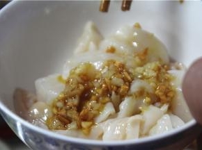 扇贝切成十字刀，然后加少许的盐，鸡精和金蒜搅拌均匀调味