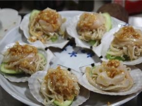 将贝壳放入盘中，依次放上丝瓜，金针菇和扇贝，淋入适量金蒜