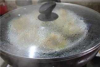 水开之后放入蒸锅内大火蒸3分钟到4分钟即可；蒸扇贝的时间不宜太长，要根据扇贝的个头来决定，时间太长扇贝蒸老了不好吃，