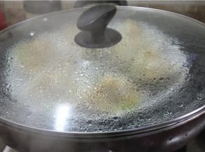 水开之后放入蒸锅内大火蒸3分钟到4分钟即可；蒸扇贝的时间不宜太长，要根据扇贝的个头来决定，时间太长扇贝蒸老了不好吃，