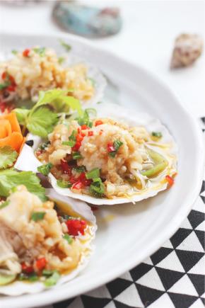 蒸好的扇贝取出，撒上葱花和红椒末，淋上热油即可