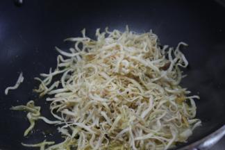 锅里倒入1小汤勺左右油，放入葱姜炒香后，再下准备好的银鱼，小火慢炒，至水气微干