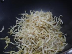 锅里倒入1小汤勺左右油，放入葱姜炒香后，再下准备好的银鱼，小火慢炒，至水气微干