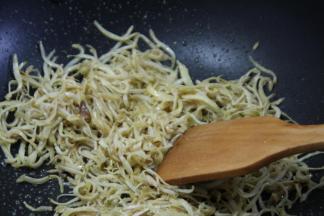 再加入1小汤勺红油大约炒半分钟；