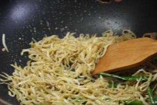 可以选择加一点料酒或香葱（整根不切），能去掉鱼腥味，水分炒干之后将香葱捞起来