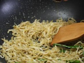 可以选择加一点料酒或香葱（整根不切），能去掉鱼腥味，水分炒干之后将香葱捞起来