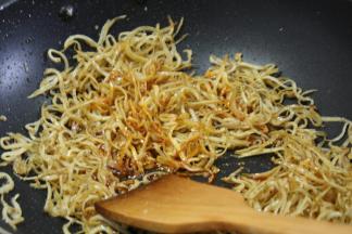 再加入2勺红油炒匀