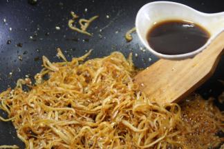 再往锅里依次放入李辰淋喼汁、糖、醋、盐、味精、鸡精、花椒面、柠檬汁、大火收汁
喼汁是一种酸辣的调料，糖和醋的比例是1:1，糖一定不能放多。