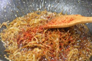 喜欢吃辣一点的朋友可以再加些辣椒面，不仅增加辣味，还可以让颜色更加红亮