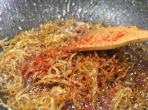 喜欢吃辣一点的朋友可以再加些辣椒面，不仅增加辣味，还可以让颜色更加红亮