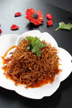 收汁后装盘，撒白芝麻增香，这道酸辣可口的开胃银鱼就做好了