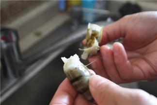 剥掉虾的外壳和虾头