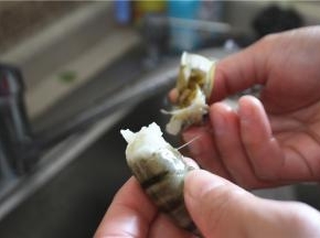 剥掉虾的外壳和虾头